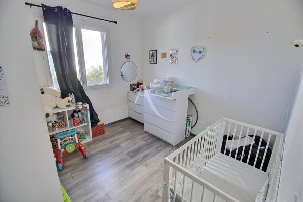 VILLA DE PLAIN-PIED RÉCENTE F4 DE 84 M² + GARGE SUR TERRAIN 3 FACES