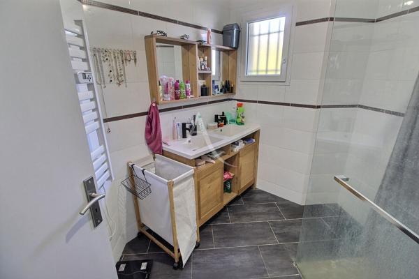 VILLA DE PLAIN-PIED RÉCENTE F4 DE 84 M² + GARGE SUR TERRAIN 3 FACES