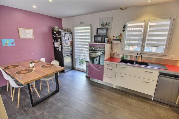 VILLA DE PLAIN-PIED RÉCENTE F4 DE 84 M² + GARGE SUR TERRAIN 3 FACES