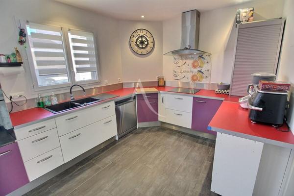 VILLA DE PLAIN-PIED RÉCENTE F4 DE 84 M² + GARGE SUR TERRAIN 3 FACES