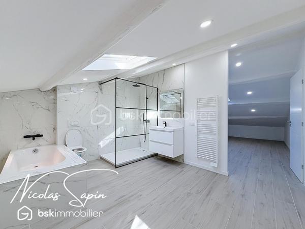 Varces allières et risset avec Nicolas SAPIN(ei) Maison rénovée avec 5 chambres plus garage!
Venez découvrir cette grande maison de plus de 220m2 habitables avec multiples possibilités située au coeur du village de Varces et ses commodités.
De plain-pied, deux espaces de 22m2 et 14m2, une salle de bain avec toilette, un espace buanderie, un cellier et un garage carrelé de 17m2.
Au premier niveau, un salon séjour avec cuisine ouverte de plus de 38m2 (cuisine à aménager), une chambre de 15m2, une salle d'eau /buanderie de 13m2 avec toilette.
Au second niveau, une suite parentale de plus de 36m2, une chambre de 20m2 et une chambre de 16m2.
Pour votre confort: Climatisation réversible sur l'ensemble de la maison, Ballon Thermodynamique,  menuiserie changées en 2025, Volets roulants PVC, isolation complète de la maison, DPE A, Fibre optique.
La proximité immédiate des commodités, transports en commun, écoles et collège ainsi que la rénovation complète de la maison font de ce bien un réel coup de coeur. 
Vidéo sur demande.