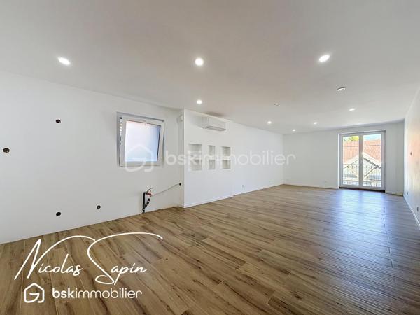 Varces allières et risset avec Nicolas SAPIN(ei) Maison rénovée avec 5 chambres plus garage!
Venez découvrir cette grande maison de plus de 220m2 habitables avec multiples possibilités située au coeur du village de Varces et ses commodités.
De plain-pied, deux espaces de 22m2 et 14m2, une salle de bain avec toilette, un espace buanderie, un cellier et un garage carrelé de 17m2.
Au premier niveau, un salon séjour avec cuisine ouverte de plus de 38m2 (cuisine à aménager), une chambre de 15m2, une salle d'eau /buanderie de 13m2 avec toilette.
Au second niveau, une suite parentale de plus de 36m2, une chambre de 20m2 et une chambre de 16m2.
Pour votre confort: Climatisation réversible sur l'ensemble de la maison, Ballon Thermodynamique,  menuiserie changées en 2025, Volets roulants PVC, isolation complète de la maison, DPE A, Fibre optique.
La proximité immédiate des commodités, transports en commun, écoles et collège ainsi que la rénovation complète de la maison font de ce bien un réel coup de coeur. 
Vidéo sur demande.