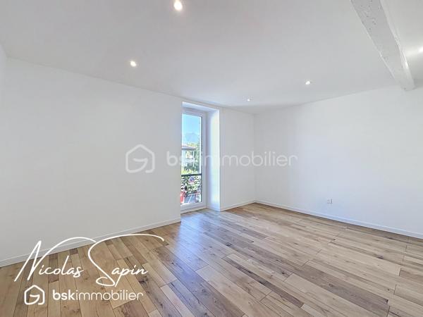 Varces allières et risset avec Nicolas SAPIN(ei) Maison rénovée avec 5 chambres plus garage!
Venez découvrir cette grande maison de plus de 220m2 habitables avec multiples possibilités située au coeur du village de Varces et ses commodités.
De plain-pied, deux espaces de 22m2 et 14m2, une salle de bain avec toilette, un espace buanderie, un cellier et un garage carrelé de 17m2.
Au premier niveau, un salon séjour avec cuisine ouverte de plus de 38m2 (cuisine à aménager), une chambre de 15m2, une salle d'eau /buanderie de 13m2 avec toilette.
Au second niveau, une suite parentale de plus de 36m2, une chambre de 20m2 et une chambre de 16m2.
Pour votre confort: Climatisation réversible sur l'ensemble de la maison, Ballon Thermodynamique,  menuiserie changées en 2025, Volets roulants PVC, isolation complète de la maison, DPE A, Fibre optique.
La proximité immédiate des commodités, transports en commun, écoles et collège ainsi que la rénovation complète de la maison font de ce bien un réel coup de coeur. 
Vidéo sur demande.