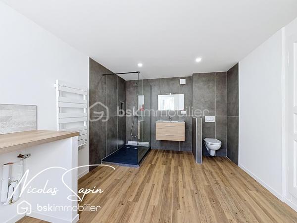 Varces allières et risset avec Nicolas SAPIN(ei) Maison rénovée avec 5 chambres plus garage!
Venez découvrir cette grande maison de plus de 220m2 habitables avec multiples possibilités située au coeur du village de Varces et ses commodités.
De plain-pied, deux espaces de 22m2 et 14m2, une salle de bain avec toilette, un espace buanderie, un cellier et un garage carrelé de 17m2.
Au premier niveau, un salon séjour avec cuisine ouverte de plus de 38m2 (cuisine à aménager), une chambre de 15m2, une salle d'eau /buanderie de 13m2 avec toilette.
Au second niveau, une suite parentale de plus de 36m2, une chambre de 20m2 et une chambre de 16m2.
Pour votre confort: Climatisation réversible sur l'ensemble de la maison, Ballon Thermodynamique,  menuiserie changées en 2025, Volets roulants PVC, isolation complète de la maison, DPE A, Fibre optique.
La proximité immédiate des commodités, transports en commun, écoles et collège ainsi que la rénovation complète de la maison font de ce bien un réel coup de coeur. 
Vidéo sur demande.