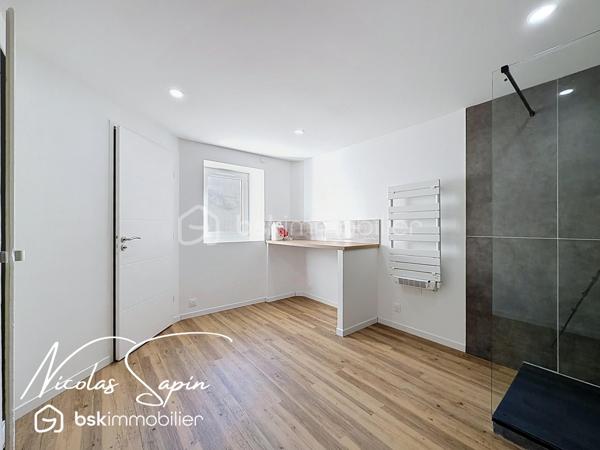 Varces allières et risset avec Nicolas SAPIN(ei) Maison rénovée avec 5 chambres plus garage!
Venez découvrir cette grande maison de plus de 220m2 habitables avec multiples possibilités située au coeur du village de Varces et ses commodités.
De plain-pied, deux espaces de 22m2 et 14m2, une salle de bain avec toilette, un espace buanderie, un cellier et un garage carrelé de 17m2.
Au premier niveau, un salon séjour avec cuisine ouverte de plus de 38m2 (cuisine à aménager), une chambre de 15m2, une salle d'eau /buanderie de 13m2 avec toilette.
Au second niveau, une suite parentale de plus de 36m2, une chambre de 20m2 et une chambre de 16m2.
Pour votre confort: Climatisation réversible sur l'ensemble de la maison, Ballon Thermodynamique,  menuiserie changées en 2025, Volets roulants PVC, isolation complète de la maison, DPE A, Fibre optique.
La proximité immédiate des commodités, transports en commun, écoles et collège ainsi que la rénovation complète de la maison font de ce bien un réel coup de coeur. 
Vidéo sur demande.