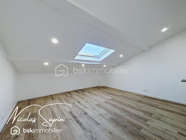 Varces allières et risset avec Nicolas SAPIN(ei) Maison rénovée avec 5 chambres plus garage!
Venez découvrir cette grande maison de plus de 220m2 habitables avec multiples possibilités située au coeur du village de Varces et ses commodités.
De plain-pied, deux espaces de 22m2 et 14m2, une salle de bain avec toilette, un espace buanderie, un cellier et un garage carrelé de 17m2.
Au premier niveau, un salon séjour avec cuisine ouverte de plus de 38m2 (cuisine à aménager), une chambre de 15m2, une salle d'eau /buanderie de 13m2 avec toilette.
Au second niveau, une suite parentale de plus de 36m2, une chambre de 20m2 et une chambre de 16m2.
Pour votre confort: Climatisation réversible sur l'ensemble de la maison, Ballon Thermodynamique,  menuiserie changées en 2025, Volets roulants PVC, isolation complète de la maison, DPE A, Fibre optique.
La proximité immédiate des commodités, transports en commun, écoles et collège ainsi que la rénovation complète de la maison font de ce bien un réel coup de coeur. 
Vidéo sur demande.