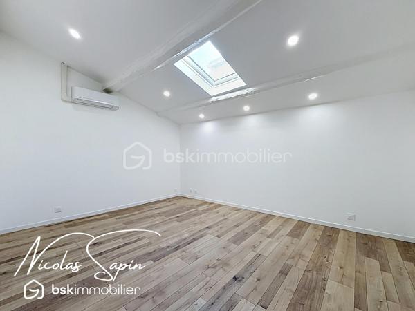 Varces allières et risset avec Nicolas SAPIN(ei) Maison rénovée avec 5 chambres plus garage!
Venez découvrir cette grande maison de plus de 220m2 habitables avec multiples possibilités située au coeur du village de Varces et ses commodités.
De plain-pied, deux espaces de 22m2 et 14m2, une salle de bain avec toilette, un espace buanderie, un cellier et un garage carrelé de 17m2.
Au premier niveau, un salon séjour avec cuisine ouverte de plus de 38m2 (cuisine à aménager), une chambre de 15m2, une salle d'eau /buanderie de 13m2 avec toilette.
Au second niveau, une suite parentale de plus de 36m2, une chambre de 20m2 et une chambre de 16m2.
Pour votre confort: Climatisation réversible sur l'ensemble de la maison, Ballon Thermodynamique,  menuiserie changées en 2025, Volets roulants PVC, isolation complète de la maison, DPE A, Fibre optique.
La proximité immédiate des commodités, transports en commun, écoles et collège ainsi que la rénovation complète de la maison font de ce bien un réel coup de coeur. 
Vidéo sur demande.