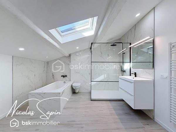 Varces allières et risset avec Nicolas SAPIN(ei) Maison rénovée avec 5 chambres plus garage!
Venez découvrir cette grande maison de plus de 220m2 habitables avec multiples possibilités située au coeur du village de Varces et ses commodités.
De plain-pied, deux espaces de 22m2 et 14m2, une salle de bain avec toilette, un espace buanderie, un cellier et un garage carrelé de 17m2.
Au premier niveau, un salon séjour avec cuisine ouverte de plus de 38m2 (cuisine à aménager), une chambre de 15m2, une salle d'eau /buanderie de 13m2 avec toilette.
Au second niveau, une suite parentale de plus de 36m2, une chambre de 20m2 et une chambre de 16m2.
Pour votre confort: Climatisation réversible sur l'ensemble de la maison, Ballon Thermodynamique,  menuiserie changées en 2025, Volets roulants PVC, isolation complète de la maison, DPE A, Fibre optique.
La proximité immédiate des commodités, transports en commun, écoles et collège ainsi que la rénovation complète de la maison font de ce bien un réel coup de coeur. 
Vidéo sur demande.