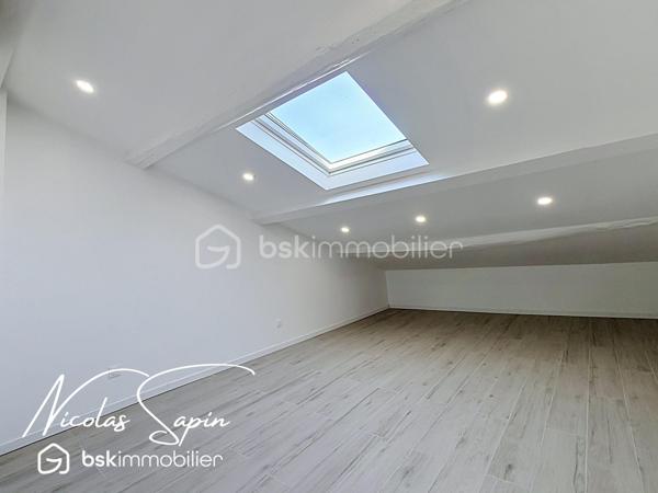 Varces allières et risset avec Nicolas SAPIN(ei) Maison rénovée avec 5 chambres plus garage!
Venez découvrir cette grande maison de plus de 220m2 habitables avec multiples possibilités située au coeur du village de Varces et ses commodités.
De plain-pied, deux espaces de 22m2 et 14m2, une salle de bain avec toilette, un espace buanderie, un cellier et un garage carrelé de 17m2.
Au premier niveau, un salon séjour avec cuisine ouverte de plus de 38m2 (cuisine à aménager), une chambre de 15m2, une salle d'eau /buanderie de 13m2 avec toilette.
Au second niveau, une suite parentale de plus de 36m2, une chambre de 20m2 et une chambre de 16m2.
Pour votre confort: Climatisation réversible sur l'ensemble de la maison, Ballon Thermodynamique,  menuiserie changées en 2025, Volets roulants PVC, isolation complète de la maison, DPE A, Fibre optique.
La proximité immédiate des commodités, transports en commun, écoles et collège ainsi que la rénovation complète de la maison font de ce bien un réel coup de coeur. 
Vidéo sur demande.