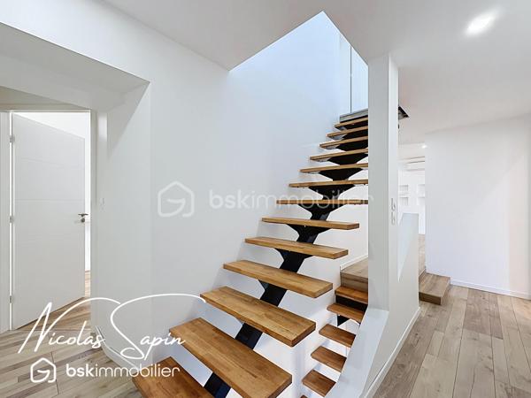 Varces allières et risset avec Nicolas SAPIN(ei) Maison rénovée avec 5 chambres plus garage!
Venez découvrir cette grande maison de plus de 220m2 habitables avec multiples possibilités située au coeur du village de Varces et ses commodités.
De plain-pied, deux espaces de 22m2 et 14m2, une salle de bain avec toilette, un espace buanderie, un cellier et un garage carrelé de 17m2.
Au premier niveau, un salon séjour avec cuisine ouverte de plus de 38m2 (cuisine à aménager), une chambre de 15m2, une salle d'eau /buanderie de 13m2 avec toilette.
Au second niveau, une suite parentale de plus de 36m2, une chambre de 20m2 et une chambre de 16m2.
Pour votre confort: Climatisation réversible sur l'ensemble de la maison, Ballon Thermodynamique,  menuiserie changées en 2025, Volets roulants PVC, isolation complète de la maison, DPE A, Fibre optique.
La proximité immédiate des commodités, transports en commun, écoles et collège ainsi que la rénovation complète de la maison font de ce bien un réel coup de coeur. 
Vidéo sur demande.