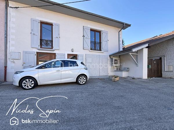Varces allières et risset avec Nicolas SAPIN(ei) Maison rénovée avec 5 chambres plus garage!
Venez découvrir cette grande maison de plus de 220m2 habitables avec multiples possibilités située au coeur du village de Varces et ses commodités.
De plain-pied, deux espaces de 22m2 et 14m2, une salle de bain avec toilette, un espace buanderie, un cellier et un garage carrelé de 17m2.
Au premier niveau, un salon séjour avec cuisine ouverte de plus de 38m2 (cuisine à aménager), une chambre de 15m2, une salle d'eau /buanderie de 13m2 avec toilette.
Au second niveau, une suite parentale de plus de 36m2, une chambre de 20m2 et une chambre de 16m2.
Pour votre confort: Climatisation réversible sur l'ensemble de la maison, Ballon Thermodynamique,  menuiserie changées en 2025, Volets roulants PVC, isolation complète de la maison, DPE A, Fibre optique.
La proximité immédiate des commodités, transports en commun, écoles et collège ainsi que la rénovation complète de la maison font de ce bien un réel coup de coeur. 
Vidéo sur demande.