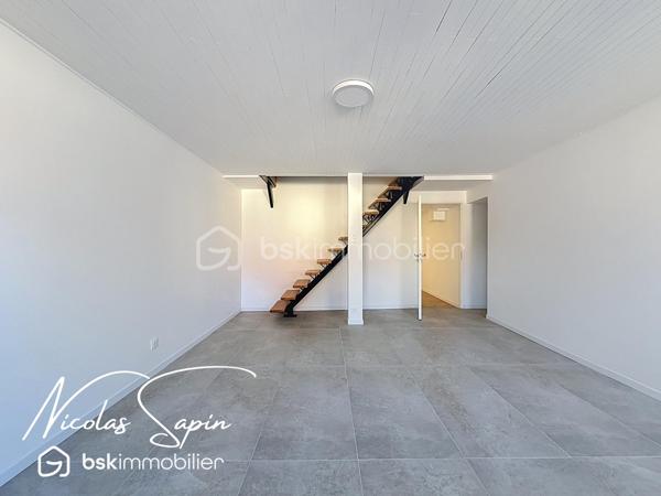 Varces allières et risset avec Nicolas SAPIN(ei) Maison rénovée avec 5 chambres plus garage!
Venez découvrir cette grande maison de plus de 220m2 habitables avec multiples possibilités située au coeur du village de Varces et ses commodités.
De plain-pied, deux espaces de 22m2 et 14m2, une salle de bain avec toilette, un espace buanderie, un cellier et un garage carrelé de 17m2.
Au premier niveau, un salon séjour avec cuisine ouverte de plus de 38m2 (cuisine à aménager), une chambre de 15m2, une salle d'eau /buanderie de 13m2 avec toilette.
Au second niveau, une suite parentale de plus de 36m2, une chambre de 20m2 et une chambre de 16m2.
Pour votre confort: Climatisation réversible sur l'ensemble de la maison, Ballon Thermodynamique,  menuiserie changées en 2025, Volets roulants PVC, isolation complète de la maison, DPE A, Fibre optique.
La proximité immédiate des commodités, transports en commun, écoles et collège ainsi que la rénovation complète de la maison font de ce bien un réel coup de coeur. 
Vidéo sur demande.