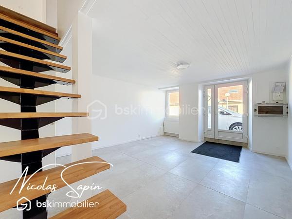 Varces allières et risset avec Nicolas SAPIN(ei) Maison rénovée avec 5 chambres plus garage!
Venez découvrir cette grande maison de plus de 220m2 habitables avec multiples possibilités située au coeur du village de Varces et ses commodités.
De plain-pied, deux espaces de 22m2 et 14m2, une salle de bain avec toilette, un espace buanderie, un cellier et un garage carrelé de 17m2.
Au premier niveau, un salon séjour avec cuisine ouverte de plus de 38m2 (cuisine à aménager), une chambre de 15m2, une salle d'eau /buanderie de 13m2 avec toilette.
Au second niveau, une suite parentale de plus de 36m2, une chambre de 20m2 et une chambre de 16m2.
Pour votre confort: Climatisation réversible sur l'ensemble de la maison, Ballon Thermodynamique,  menuiserie changées en 2025, Volets roulants PVC, isolation complète de la maison, DPE A, Fibre optique.
La proximité immédiate des commodités, transports en commun, écoles et collège ainsi que la rénovation complète de la maison font de ce bien un réel coup de coeur. 
Vidéo sur demande.