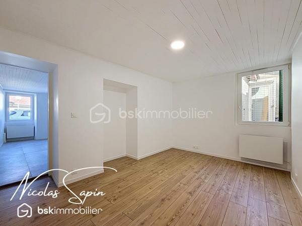 Varces allières et risset avec Nicolas SAPIN(ei) Maison rénovée avec 5 chambres plus garage!
Venez découvrir cette grande maison de plus de 220m2 habitables avec multiples possibilités située au coeur du village de Varces et ses commodités.
De plain-pied, deux espaces de 22m2 et 14m2, une salle de bain avec toilette, un espace buanderie, un cellier et un garage carrelé de 17m2.
Au premier niveau, un salon séjour avec cuisine ouverte de plus de 38m2 (cuisine à aménager), une chambre de 15m2, une salle d'eau /buanderie de 13m2 avec toilette.
Au second niveau, une suite parentale de plus de 36m2, une chambre de 20m2 et une chambre de 16m2.
Pour votre confort: Climatisation réversible sur l'ensemble de la maison, Ballon Thermodynamique,  menuiserie changées en 2025, Volets roulants PVC, isolation complète de la maison, DPE A, Fibre optique.
La proximité immédiate des commodités, transports en commun, écoles et collège ainsi que la rénovation complète de la maison font de ce bien un réel coup de coeur. 
Vidéo sur demande.