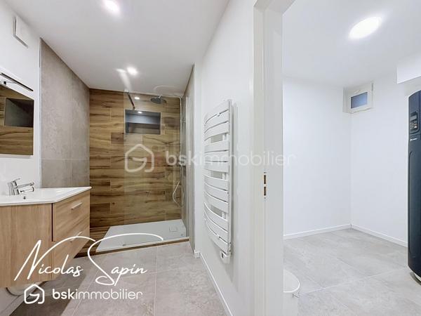 Varces allières et risset avec Nicolas SAPIN(ei) Maison rénovée avec 5 chambres plus garage!
Venez découvrir cette grande maison de plus de 220m2 habitables avec multiples possibilités située au coeur du village de Varces et ses commodités.
De plain-pied, deux espaces de 22m2 et 14m2, une salle de bain avec toilette, un espace buanderie, un cellier et un garage carrelé de 17m2.
Au premier niveau, un salon séjour avec cuisine ouverte de plus de 38m2 (cuisine à aménager), une chambre de 15m2, une salle d'eau /buanderie de 13m2 avec toilette.
Au second niveau, une suite parentale de plus de 36m2, une chambre de 20m2 et une chambre de 16m2.
Pour votre confort: Climatisation réversible sur l'ensemble de la maison, Ballon Thermodynamique,  menuiserie changées en 2025, Volets roulants PVC, isolation complète de la maison, DPE A, Fibre optique.
La proximité immédiate des commodités, transports en commun, écoles et collège ainsi que la rénovation complète de la maison font de ce bien un réel coup de coeur. 
Vidéo sur demande.