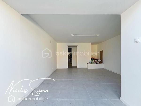 Varces allières et risset avec Nicolas SAPIN(ei) Maison rénovée avec 5 chambres plus garage!
Venez découvrir cette grande maison de plus de 220m2 habitables avec multiples possibilités située au coeur du village de Varces et ses commodités.
De plain-pied, deux espaces de 22m2 et 14m2, une salle de bain avec toilette, un espace buanderie, un cellier et un garage carrelé de 17m2.
Au premier niveau, un salon séjour avec cuisine ouverte de plus de 38m2 (cuisine à aménager), une chambre de 15m2, une salle d'eau /buanderie de 13m2 avec toilette.
Au second niveau, une suite parentale de plus de 36m2, une chambre de 20m2 et une chambre de 16m2.
Pour votre confort: Climatisation réversible sur l'ensemble de la maison, Ballon Thermodynamique,  menuiserie changées en 2025, Volets roulants PVC, isolation complète de la maison, DPE A, Fibre optique.
La proximité immédiate des commodités, transports en commun, écoles et collège ainsi que la rénovation complète de la maison font de ce bien un réel coup de coeur. 
Vidéo sur demande.