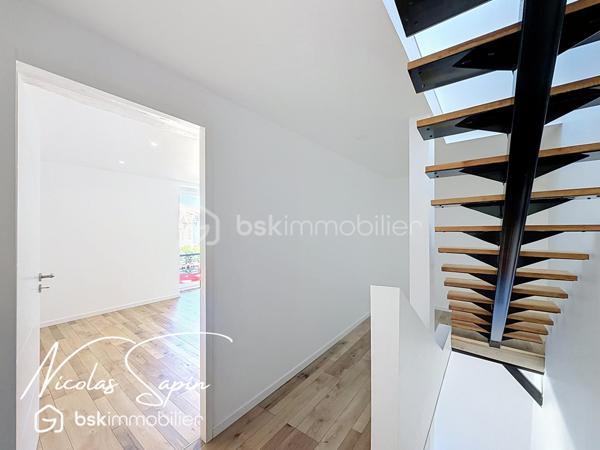 Varces allières et risset avec Nicolas SAPIN(ei) Maison rénovée avec 5 chambres plus garage!
Venez découvrir cette grande maison de plus de 220m2 habitables avec multiples possibilités située au coeur du village de Varces et ses commodités.
De plain-pied, deux espaces de 22m2 et 14m2, une salle de bain avec toilette, un espace buanderie, un cellier et un garage carrelé de 17m2.
Au premier niveau, un salon séjour avec cuisine ouverte de plus de 38m2 (cuisine à aménager), une chambre de 15m2, une salle d'eau /buanderie de 13m2 avec toilette.
Au second niveau, une suite parentale de plus de 36m2, une chambre de 20m2 et une chambre de 16m2.
Pour votre confort: Climatisation réversible sur l'ensemble de la maison, Ballon Thermodynamique,  menuiserie changées en 2025, Volets roulants PVC, isolation complète de la maison, DPE A, Fibre optique.
La proximité immédiate des commodités, transports en commun, écoles et collège ainsi que la rénovation complète de la maison font de ce bien un réel coup de coeur. 
Vidéo sur demande.