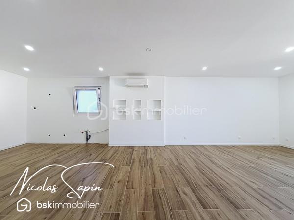 Varces allières et risset avec Nicolas SAPIN(ei) Maison rénovée avec 5 chambres plus garage!
Venez découvrir cette grande maison de plus de 220m2 habitables avec multiples possibilités située au coeur du village de Varces et ses commodités.
De plain-pied, deux espaces de 22m2 et 14m2, une salle de bain avec toilette, un espace buanderie, un cellier et un garage carrelé de 17m2.
Au premier niveau, un salon séjour avec cuisine ouverte de plus de 38m2 (cuisine à aménager), une chambre de 15m2, une salle d'eau /buanderie de 13m2 avec toilette.
Au second niveau, une suite parentale de plus de 36m2, une chambre de 20m2 et une chambre de 16m2.
Pour votre confort: Climatisation réversible sur l'ensemble de la maison, Ballon Thermodynamique,  menuiserie changées en 2025, Volets roulants PVC, isolation complète de la maison, DPE A, Fibre optique.
La proximité immédiate des commodités, transports en commun, écoles et collège ainsi que la rénovation complète de la maison font de ce bien un réel coup de coeur. 
Vidéo sur demande.