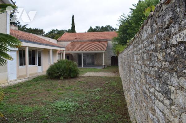 MAISON MANSLE PROCHE DES COMMERCES 205 M2 + ANNEXE 43M2