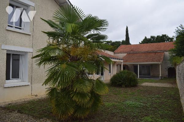 MAISON MANSLE PROCHE DES COMMERCES 205 M2 + ANNEXE 43M2