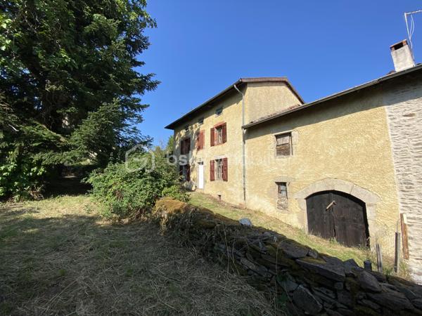 Située dans un environnement calme sur la commune de La chapelle Geneste, proche de la Chaise Dieu, cette charmante maison de campagne, offre un beau potentiel d’aménagement avec une surface habitable d’environ 90 m2.
Au rez-de-chaussée, vous découvrirez une entrée desservant une agréable pièce de vie lumineuse, une grande cuisine séparée semi-équipée, un grand salon avec une magnifique cheminée bois ainsi qu’une buanderie donnant accés à la cave de 17m2.
À l’étage, sur plancher, la maison propose trois belles chambres spacieuses entre 11 et 13m2 ainsi qu’une salle de bains avec WC.
Les dépendances complètent cet ensemble immobilier, comprenant une ancienne écurie et une grange d’environ 45 m2 chacune.
Alimentée par l'eau de source.

L’ensemble bénéficie d’une belle exposition. Implantée sur un beau terrain d'environ 820 m2, la propriété offre tout le charme de l’ancien avec son bâti en pierre et ses volumes généreux.
Cette ferme se prête parfaitement à un projet de résidence principale, de maison de vacances ou encore de gîte.