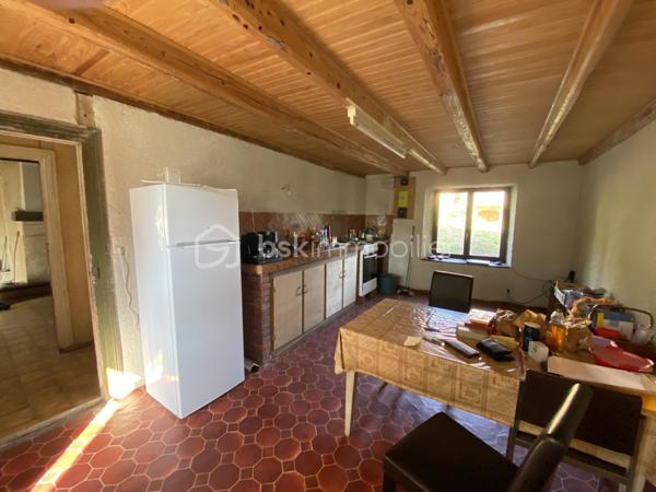 Située dans un environnement calme sur la commune de La chapelle Geneste, proche de la Chaise Dieu, cette charmante maison de campagne, offre un beau potentiel d’aménagement avec une surface habitable d’environ 90 m2.
Au rez-de-chaussée, vous découvrirez une entrée desservant une agréable pièce de vie lumineuse, une grande cuisine séparée semi-équipée, un grand salon avec une magnifique cheminée bois ainsi qu’une buanderie donnant accés à la cave de 17m2.
À l’étage, sur plancher, la maison propose trois belles chambres spacieuses entre 11 et 13m2 ainsi qu’une salle de bains avec WC.
Les dépendances complètent cet ensemble immobilier, comprenant une ancienne écurie et une grange d’environ 45 m2 chacune.
Alimentée par l'eau de source.

L’ensemble bénéficie d’une belle exposition. Implantée sur un beau terrain d'environ 820 m2, la propriété offre tout le charme de l’ancien avec son bâti en pierre et ses volumes généreux.
Cette ferme se prête parfaitement à un projet de résidence principale, de maison de vacances ou encore de gîte.