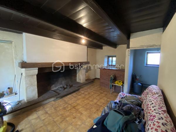Située dans un environnement calme sur la commune de La chapelle Geneste, proche de la Chaise Dieu, cette charmante maison de campagne, offre un beau potentiel d’aménagement avec une surface habitable d’environ 90 m2.
Au rez-de-chaussée, vous découvrirez une entrée desservant une agréable pièce de vie lumineuse, une grande cuisine séparée semi-équipée, un grand salon avec une magnifique cheminée bois ainsi qu’une buanderie donnant accés à la cave de 17m2.
À l’étage, sur plancher, la maison propose trois belles chambres spacieuses entre 11 et 13m2 ainsi qu’une salle de bains avec WC.
Les dépendances complètent cet ensemble immobilier, comprenant une ancienne écurie et une grange d’environ 45 m2 chacune.
Alimentée par l'eau de source.

L’ensemble bénéficie d’une belle exposition. Implantée sur un beau terrain d'environ 820 m2, la propriété offre tout le charme de l’ancien avec son bâti en pierre et ses volumes généreux.
Cette ferme se prête parfaitement à un projet de résidence principale, de maison de vacances ou encore de gîte.