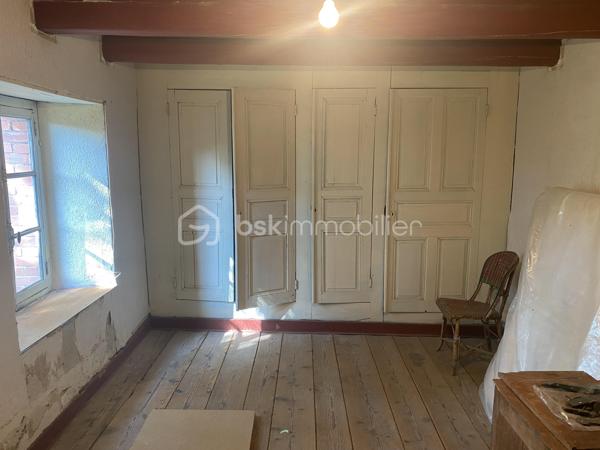 Située dans un environnement calme sur la commune de La chapelle Geneste, proche de la Chaise Dieu, cette charmante maison de campagne, offre un beau potentiel d’aménagement avec une surface habitable d’environ 90 m2.
Au rez-de-chaussée, vous découvrirez une entrée desservant une agréable pièce de vie lumineuse, une grande cuisine séparée semi-équipée, un grand salon avec une magnifique cheminée bois ainsi qu’une buanderie donnant accés à la cave de 17m2.
À l’étage, sur plancher, la maison propose trois belles chambres spacieuses entre 11 et 13m2 ainsi qu’une salle de bains avec WC.
Les dépendances complètent cet ensemble immobilier, comprenant une ancienne écurie et une grange d’environ 45 m2 chacune.
Alimentée par l'eau de source.

L’ensemble bénéficie d’une belle exposition. Implantée sur un beau terrain d'environ 820 m2, la propriété offre tout le charme de l’ancien avec son bâti en pierre et ses volumes généreux.
Cette ferme se prête parfaitement à un projet de résidence principale, de maison de vacances ou encore de gîte.