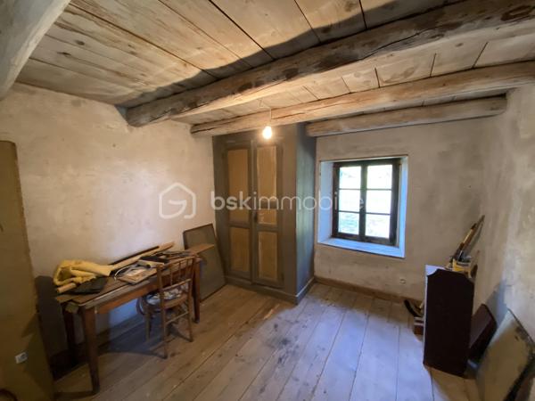 Située dans un environnement calme sur la commune de La chapelle Geneste, proche de la Chaise Dieu, cette charmante maison de campagne, offre un beau potentiel d’aménagement avec une surface habitable d’environ 90 m2.
Au rez-de-chaussée, vous découvrirez une entrée desservant une agréable pièce de vie lumineuse, une grande cuisine séparée semi-équipée, un grand salon avec une magnifique cheminée bois ainsi qu’une buanderie donnant accés à la cave de 17m2.
À l’étage, sur plancher, la maison propose trois belles chambres spacieuses entre 11 et 13m2 ainsi qu’une salle de bains avec WC.
Les dépendances complètent cet ensemble immobilier, comprenant une ancienne écurie et une grange d’environ 45 m2 chacune.
Alimentée par l'eau de source.

L’ensemble bénéficie d’une belle exposition. Implantée sur un beau terrain d'environ 820 m2, la propriété offre tout le charme de l’ancien avec son bâti en pierre et ses volumes généreux.
Cette ferme se prête parfaitement à un projet de résidence principale, de maison de vacances ou encore de gîte.