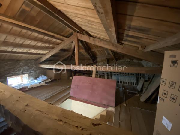 Située dans un environnement calme sur la commune de La chapelle Geneste, proche de la Chaise Dieu, cette charmante maison de campagne, offre un beau potentiel d’aménagement avec une surface habitable d’environ 90 m2.
Au rez-de-chaussée, vous découvrirez une entrée desservant une agréable pièce de vie lumineuse, une grande cuisine séparée semi-équipée, un grand salon avec une magnifique cheminée bois ainsi qu’une buanderie donnant accés à la cave de 17m2.
À l’étage, sur plancher, la maison propose trois belles chambres spacieuses entre 11 et 13m2 ainsi qu’une salle de bains avec WC.
Les dépendances complètent cet ensemble immobilier, comprenant une ancienne écurie et une grange d’environ 45 m2 chacune.
Alimentée par l'eau de source.

L’ensemble bénéficie d’une belle exposition. Implantée sur un beau terrain d'environ 820 m2, la propriété offre tout le charme de l’ancien avec son bâti en pierre et ses volumes généreux.
Cette ferme se prête parfaitement à un projet de résidence principale, de maison de vacances ou encore de gîte.