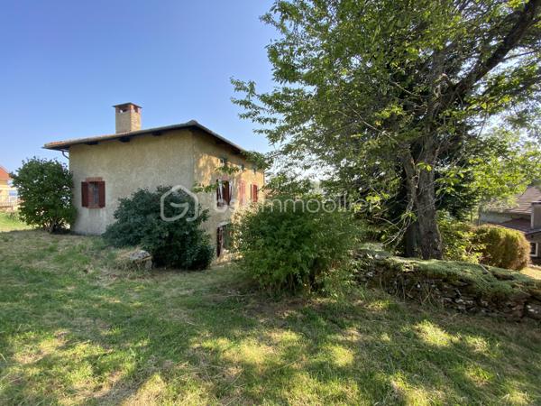 Située dans un environnement calme sur la commune de La chapelle Geneste, proche de la Chaise Dieu, cette charmante maison de campagne, offre un beau potentiel d’aménagement avec une surface habitable d’environ 90 m2.
Au rez-de-chaussée, vous découvrirez une entrée desservant une agréable pièce de vie lumineuse, une grande cuisine séparée semi-équipée, un grand salon avec une magnifique cheminée bois ainsi qu’une buanderie donnant accés à la cave de 17m2.
À l’étage, sur plancher, la maison propose trois belles chambres spacieuses entre 11 et 13m2 ainsi qu’une salle de bains avec WC.
Les dépendances complètent cet ensemble immobilier, comprenant une ancienne écurie et une grange d’environ 45 m2 chacune.
Alimentée par l'eau de source.

L’ensemble bénéficie d’une belle exposition. Implantée sur un beau terrain d'environ 820 m2, la propriété offre tout le charme de l’ancien avec son bâti en pierre et ses volumes généreux.
Cette ferme se prête parfaitement à un projet de résidence principale, de maison de vacances ou encore de gîte.