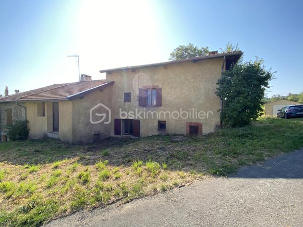 Située dans un environnement calme sur la commune de La chapelle Geneste, proche de la Chaise Dieu, cette charmante maison de campagne, offre un beau potentiel d’aménagement avec une surface habitable d’environ 90 m2.
Au rez-de-chaussée, vous découvrirez une entrée desservant une agréable pièce de vie lumineuse, une grande cuisine séparée semi-équipée, un grand salon avec une magnifique cheminée bois ainsi qu’une buanderie donnant accés à la cave de 17m2.
À l’étage, sur plancher, la maison propose trois belles chambres spacieuses entre 11 et 13m2 ainsi qu’une salle de bains avec WC.
Les dépendances complètent cet ensemble immobilier, comprenant une ancienne écurie et une grange d’environ 45 m2 chacune.
Alimentée par l'eau de source.

L’ensemble bénéficie d’une belle exposition. Implantée sur un beau terrain d'environ 820 m2, la propriété offre tout le charme de l’ancien avec son bâti en pierre et ses volumes généreux.
Cette ferme se prête parfaitement à un projet de résidence principale, de maison de vacances ou encore de gîte.