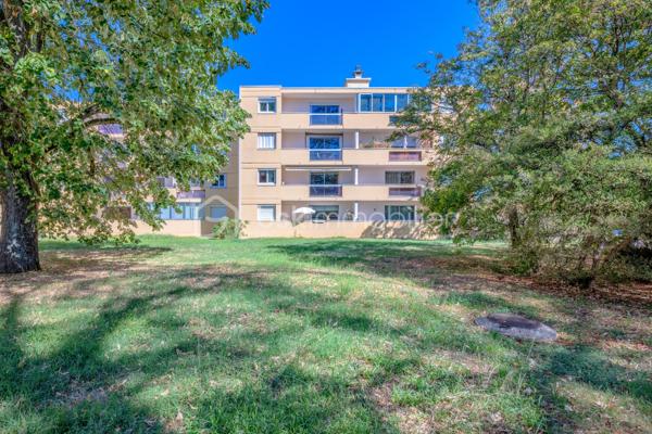 Meyzieu centre, 100m de la Mairie, au coeur d'une résidence bien entretenue, découvrez cet appartement de 96 m² situé au 1er étage avec ascenseur, bénéficiant d’une belle orientation sud et d’un environnement particulièrement calme et agréable avec son parc arboré.

L’appartement offre de vaste volumes et de nombreux espaces de rangement, avec notamment trois chambres, un dressing ainsi qu’une buanderie permettant d’installer facilement lave-linge et rangements complémentaires.
La pièce de vie profite d’une belle luminosité grâce à son exposition sud et s’ouvre sur un balcon d’environ 6 m², offrant une agréable ouverture sur la végétation de la résidence.
La cuisine indépendante, fonctionnelle est entièrement équipée et dispose de nombreux rangements, celle-ci permet de conserver un espace véritablement dédié à la préparation des repas, avec la possibilité d'y manger.
L’appartement bénéficie également de nombreux rangements répartis dans les différentes pièces, permettant une organisation pratique au quotidien.

La résidence close et entièrement sécurisé, est connue pour son parfait entretien, elle dispose d’un ascenseur et l’appartement est vendu avec une place de parking privative, de plus le stationnement dans cette copropriété est facile, grâce aux nombreuses places visiteurs.

Un bien qui réunit des qualités recherchées : situation centrale, 96 m² bien répartis, trois chambres, une belle exposition sud, un extérieur, du rangement et un environnement verdoyant, tout en restant proche des commodités: école, commerces etc...

N'hésitez pas à nous contacter pour programmer une visite