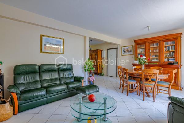 Meyzieu centre, 100m de la Mairie, au coeur d'une résidence bien entretenue, découvrez cet appartement de 96 m² situé au 1er étage avec ascenseur, bénéficiant d’une belle orientation sud et d’un environnement particulièrement calme et agréable avec son parc arboré.

L’appartement offre de vaste volumes et de nombreux espaces de rangement, avec notamment trois chambres, un dressing ainsi qu’une buanderie permettant d’installer facilement lave-linge et rangements complémentaires.
La pièce de vie profite d’une belle luminosité grâce à son exposition sud et s’ouvre sur un balcon d’environ 6 m², offrant une agréable ouverture sur la végétation de la résidence.
La cuisine indépendante, fonctionnelle est entièrement équipée et dispose de nombreux rangements, celle-ci permet de conserver un espace véritablement dédié à la préparation des repas, avec la possibilité d'y manger.
L’appartement bénéficie également de nombreux rangements répartis dans les différentes pièces, permettant une organisation pratique au quotidien.

La résidence close et entièrement sécurisé, est connue pour son parfait entretien, elle dispose d’un ascenseur et l’appartement est vendu avec une place de parking privative, de plus le stationnement dans cette copropriété est facile, grâce aux nombreuses places visiteurs.

Un bien qui réunit des qualités recherchées : situation centrale, 96 m² bien répartis, trois chambres, une belle exposition sud, un extérieur, du rangement et un environnement verdoyant, tout en restant proche des commodités: école, commerces etc...

N'hésitez pas à nous contacter pour programmer une visite