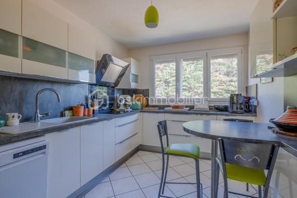 Meyzieu centre, 100m de la Mairie, au coeur d'une résidence bien entretenue, découvrez cet appartement de 96 m² situé au 1er étage avec ascenseur, bénéficiant d’une belle orientation sud et d’un environnement particulièrement calme et agréable avec son parc arboré.

L’appartement offre de vaste volumes et de nombreux espaces de rangement, avec notamment trois chambres, un dressing ainsi qu’une buanderie permettant d’installer facilement lave-linge et rangements complémentaires.
La pièce de vie profite d’une belle luminosité grâce à son exposition sud et s’ouvre sur un balcon d’environ 6 m², offrant une agréable ouverture sur la végétation de la résidence.
La cuisine indépendante, fonctionnelle est entièrement équipée et dispose de nombreux rangements, celle-ci permet de conserver un espace véritablement dédié à la préparation des repas, avec la possibilité d'y manger.
L’appartement bénéficie également de nombreux rangements répartis dans les différentes pièces, permettant une organisation pratique au quotidien.

La résidence close et entièrement sécurisé, est connue pour son parfait entretien, elle dispose d’un ascenseur et l’appartement est vendu avec une place de parking privative, de plus le stationnement dans cette copropriété est facile, grâce aux nombreuses places visiteurs.

Un bien qui réunit des qualités recherchées : situation centrale, 96 m² bien répartis, trois chambres, une belle exposition sud, un extérieur, du rangement et un environnement verdoyant, tout en restant proche des commodités: école, commerces etc...

N'hésitez pas à nous contacter pour programmer une visite
