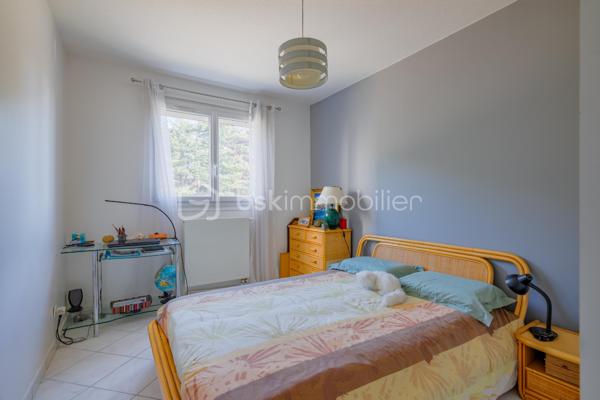 Meyzieu centre, 100m de la Mairie, au coeur d'une résidence bien entretenue, découvrez cet appartement de 96 m² situé au 1er étage avec ascenseur, bénéficiant d’une belle orientation sud et d’un environnement particulièrement calme et agréable avec son parc arboré.

L’appartement offre de vaste volumes et de nombreux espaces de rangement, avec notamment trois chambres, un dressing ainsi qu’une buanderie permettant d’installer facilement lave-linge et rangements complémentaires.
La pièce de vie profite d’une belle luminosité grâce à son exposition sud et s’ouvre sur un balcon d’environ 6 m², offrant une agréable ouverture sur la végétation de la résidence.
La cuisine indépendante, fonctionnelle est entièrement équipée et dispose de nombreux rangements, celle-ci permet de conserver un espace véritablement dédié à la préparation des repas, avec la possibilité d'y manger.
L’appartement bénéficie également de nombreux rangements répartis dans les différentes pièces, permettant une organisation pratique au quotidien.

La résidence close et entièrement sécurisé, est connue pour son parfait entretien, elle dispose d’un ascenseur et l’appartement est vendu avec une place de parking privative, de plus le stationnement dans cette copropriété est facile, grâce aux nombreuses places visiteurs.

Un bien qui réunit des qualités recherchées : situation centrale, 96 m² bien répartis, trois chambres, une belle exposition sud, un extérieur, du rangement et un environnement verdoyant, tout en restant proche des commodités: école, commerces etc...

N'hésitez pas à nous contacter pour programmer une visite
