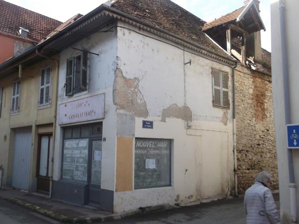 Yenne (73170) YENNE BATIMENT EN 2 APPARTEMENTS AVEC COMBLE ET UN MUR COMMERCIAL AVEC CHACUN UNE COUR ET UNE CAVE