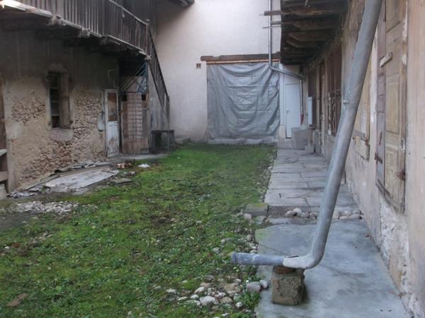 Yenne (73170) YENNE BATIMENT EN 2 APPARTEMENTS AVEC COMBLE ET UN MUR COMMERCIAL AVEC CHACUN UNE COUR ET UNE CAVE