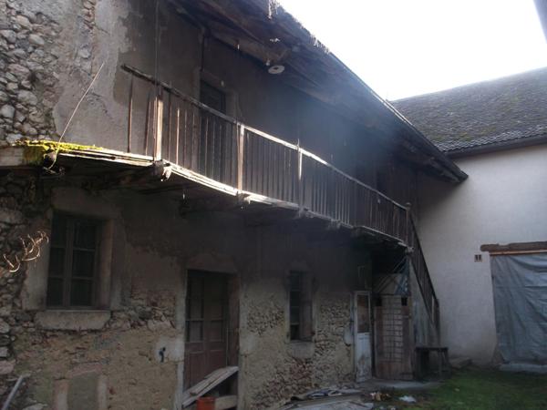 Yenne (73170) YENNE BATIMENT EN 2 APPARTEMENTS AVEC COMBLE ET UN MUR COMMERCIAL AVEC CHACUN UNE COUR ET UNE CAVE