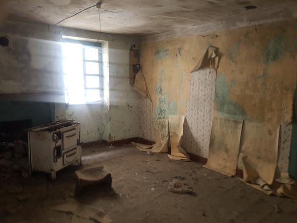 Yenne (73170) YENNE BATIMENT EN 2 APPARTEMENTS AVEC COMBLE ET UN MUR COMMERCIAL AVEC CHACUN UNE COUR ET UNE CAVE