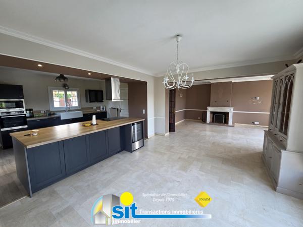 Villa 212 m² sur les hauteurs de Roussillon – Calme absolu – Piscine – Terrain 1 616 m²