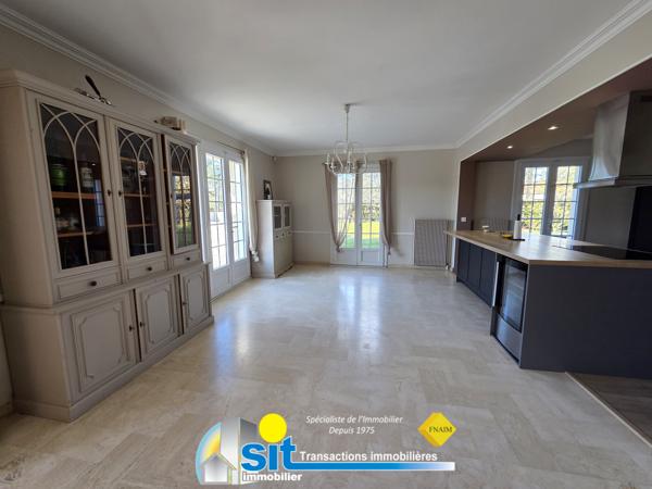 Villa 212 m² sur les hauteurs de Roussillon – Calme absolu – Piscine – Terrain 1 616 m²