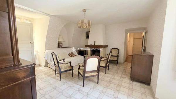 Vente                                                      Maison
                        
                     9 pièces                      196 m2                     à Saint-Georges-de-Luzençon