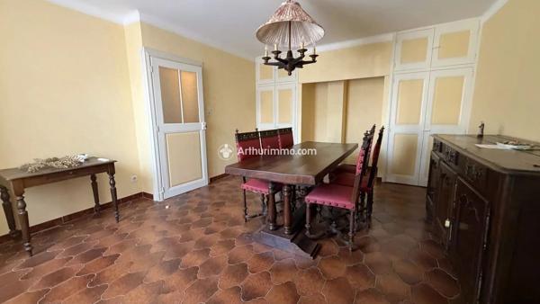 Vente                                                      Maison
                        
                     9 pièces                      196 m2                     à Saint-Georges-de-Luzençon