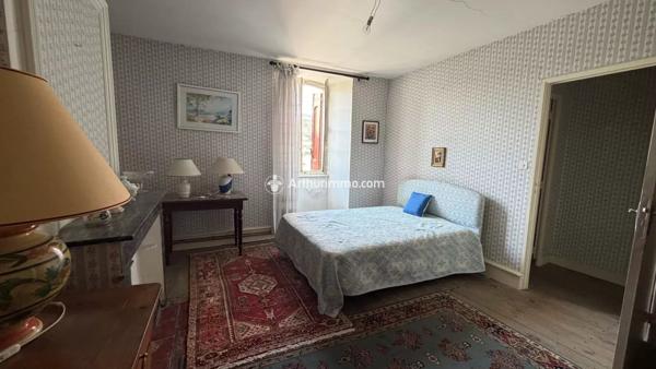 Vente                                                      Maison
                        
                     9 pièces                      196 m2                     à Saint-Georges-de-Luzençon