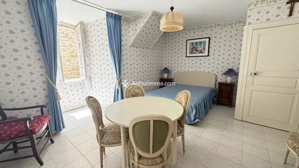 Vente                                                      Maison
                        
                     9 pièces                      196 m2                     à Saint-Georges-de-Luzençon