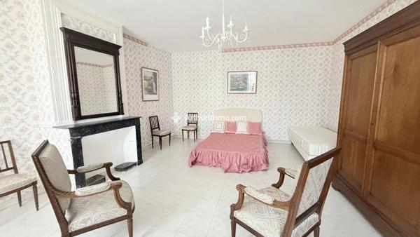 Vente                                                      Maison
                        
                     9 pièces                      196 m2                     à Saint-Georges-de-Luzençon