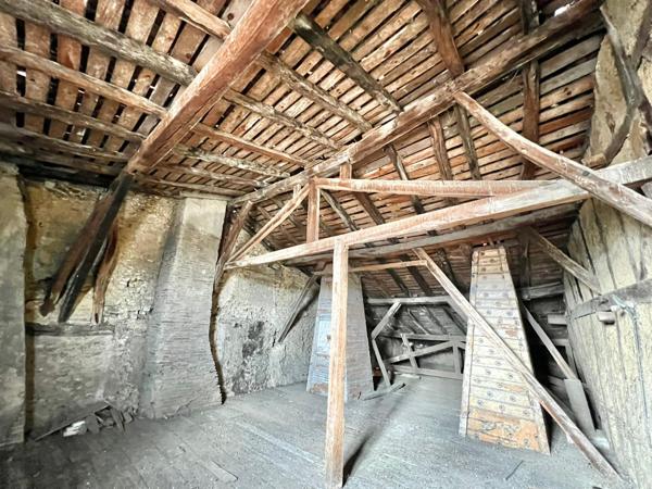 IMMEUBLE AVEC LOCAL COMMERCIAL ET 3 APPARTEMENTS