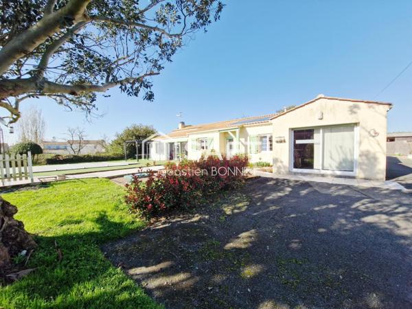 Maison plain pied 3 chambres avec deux garages et piscine