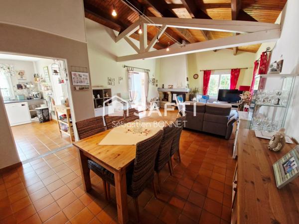 Maison plain pied 3 chambres avec deux garages et piscine